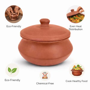 Może przedstawiać: Terakotowy garnek do gotowania z pokrywką. Garnek ma zaokrąglony kształt i małe pokrętło na pokrywce. Obraz zawiera tekst "Eco-Friendly", "Even Heat Distribution", "Chemical-Free" i "Cook Healthy Food".