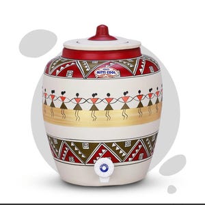 Puede incluir: Un enfriador de agua de cerámica blanca con tapa y detalles en rojo. El enfriador presenta una banda decorativa de figuras de palo y patrones geométricos. Tiene un grifo blanco y el texto "MITTI COOL".