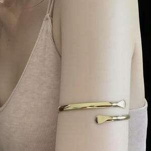 Minimalist Metal Spiral Arm Cuff: Elegant Open Arm Band