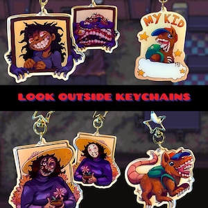 Può includere: Collezione di portachiavi in acrilico con design unici e fumettistici. I portachiavi presentano vari personaggi, tra cui una persona sorridente, un mostro e un ratto con zaino e berretto da baseball. Il testo "LOOK OUTSIDE KEYCHAINS" è visibile.