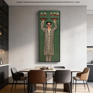 Pode incluir: Uma obra de arte emoldurada retrata um garçom em um terno listrado segurando bandejas com taças de vinho. O fundo é verde e o garçom tem um bigode. A obra de arte é exibida em uma sala de jantar com uma mesa e cadeiras.