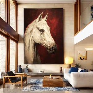 Pu&ograve; includere: Grande dipinto a olio della testa di un cavallo bianco su sfondo rosso scuro. L'opera d'arte &egrave; esposta in un moderno soggiorno con luce naturale e mobili contemporanei. I lineamenti del cavallo sono dettagliati.