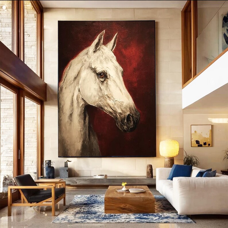 Pu&ograve; includere: Grande dipinto a olio della testa di un cavallo bianco su sfondo rosso scuro. L'opera d'arte &egrave; esposta in un moderno soggiorno con luce naturale e mobili contemporanei. I lineamenti del cavallo sono dettagliati.