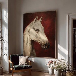 Pu&ograve; includere: Grande tela incorniciata raffigurante la testa di un cavallo bianco su uno sfondo rosso intenso. Il cavallo &egrave; dipinto in stile realistico, con ombreggiature e luci dettagliate. L'opera d'arte &egrave; esposta in una stanza ben illuminata, con una sedia verde e piante.