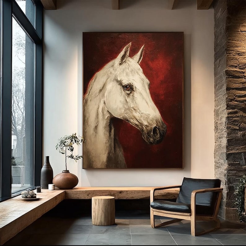 Pu&ograve; includere: Un grande dipinto a olio della testa di un cavallo bianco su uno sfondo rosso intenso. Il cavallo &egrave; raffigurato di profilo, con pennellate dettagliate. L'opera d'arte &egrave; appesa in un moderno spazio abitativo con accenti in legno naturale e una poltrona nera.