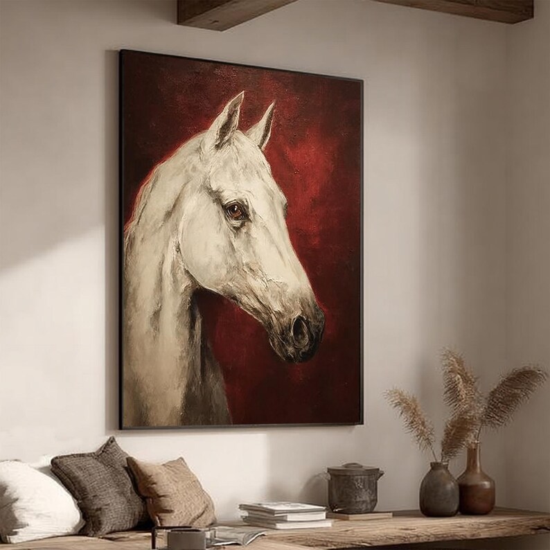 Pu&ograve; includere: Dipinto incorniciato della testa e del collo di un cavallo bianco su sfondo rosso scuro. Il mantello del cavallo &egrave; dipinto in tonalit&agrave; bianche e grigie, con una rappresentazione dettagliata dell'occhio e del muso. L'opera d'arte &egrave; esposta su una parete.