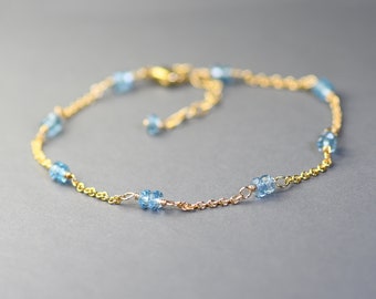 Armband mit London Blue Topas und vergoldeter Kette. Edelstein-Layering in Blau.