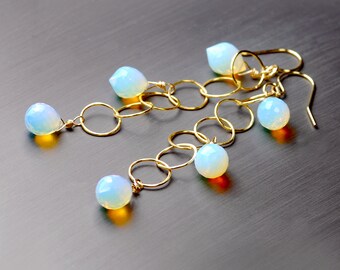 Gold Filled Opalite Quarz Ohrringe von Agusha. Lange Boho Hochzeitsohrringe. B446/21