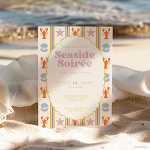 以下が含まれることがあります： ピンク色の文字で「Seaside Soirée」と書かれたクリーム色の招待状。ロブスター、貝殻、ヒトデのイラストで飾られています。 日付は1月18日午後6時30分。 The Beach House, 123 Coastal Drive, Summer Bay.