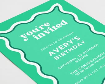 Convite de aniversário com borda ondulada verde | Convite de festa moderno, retrô e minimalista em tons de menta, esmeralda e branco | Modelo editável do Canva para download digital