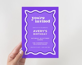 Convite de aniversário com borda ondulada roxa | Convite de festa retrô moderno e minimalista em tons de lilás e violeta | Modelo editável do Canva para download digital