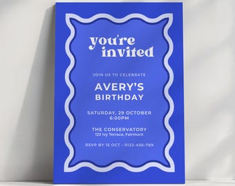 Convite de Aniversário com Borda Ondulada Azul | Convite de Festa Retrô Moderno e Minimalista em Azul Cobalto Elétrico | Modelo Editável 5x7 para Canva (Download Digital)