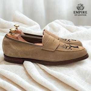 Mocassins de camurça artesanais: sapatos sociais de couro bege com desenho de árvore