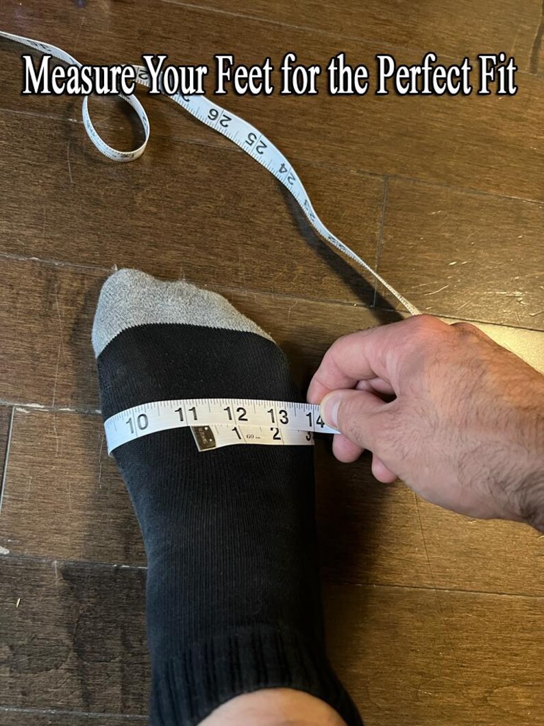 Puede incluir: Un pie con un calcet&iacute;n negro se mide con una cinta m&eacute;trica blanca. La cinta m&eacute;trica lee de 25,4 a 35,6 cm. El texto "Measure Your Feet for the Perfect Fit" est&aacute; en la parte superior de la imagen.