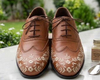 Handgemaakte leren oxfordschoenen: geborduurde brogue-schoenen met bloemen