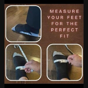 K&ouml;nnte beinhalten: Eine dreiteilige Anleitungsgrafik mit dem Text MEASURE YOUR FEET FOR THE PERFECT FIT. Die Bilder zeigen einen Fu&szlig; in einer schwarzen Socke, der mit einem wei&szlig;en, flexiblen Ma&szlig;band gemessen wird, wobei die Ma&szlig;e in Zentimetern angezeigt werden.