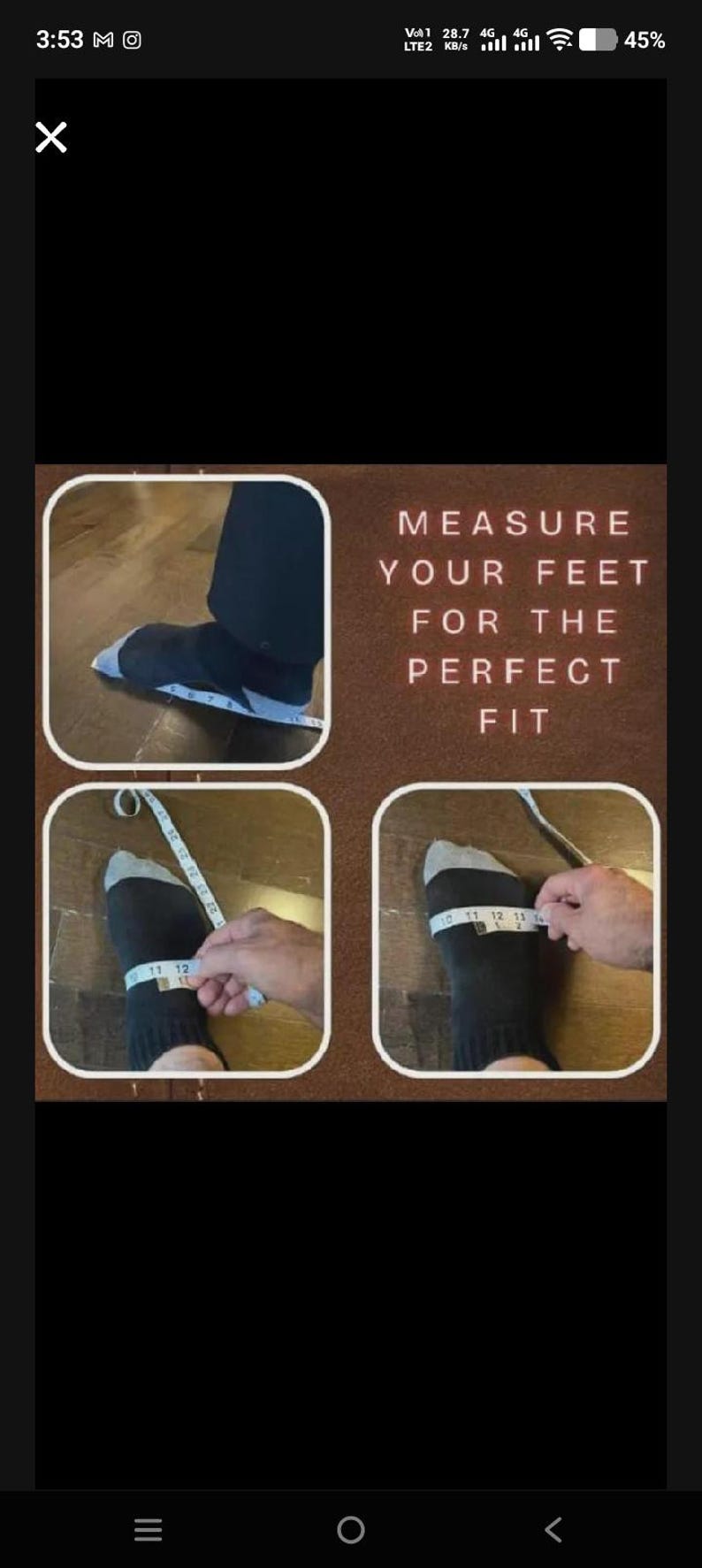 K&ouml;nnte beinhalten: Eine dreiteilige Anleitungsgrafik mit dem Text MEASURE YOUR FEET FOR THE PERFECT FIT. Die Bilder zeigen einen Fu&szlig; in einer schwarzen Socke, der mit einem wei&szlig;en, flexiblen Ma&szlig;band gemessen wird, wobei die Ma&szlig;e in Zentimetern angezeigt werden.