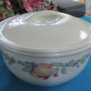 Corelle 2.5 Quart Stoneware Casserole with Lid, 10&quot; Dutch Oven, Pattern Abundance