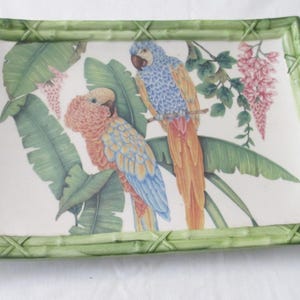 Plato de cerámica con borde de bambú y pájaros tropicales de Chelsea House, hecho en Italia