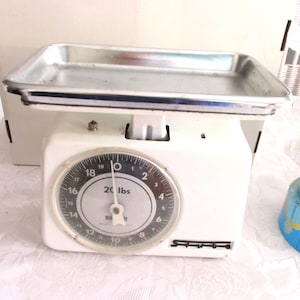 Vintage STUBE Made in Germany 20 lb. Weighing Scale with Tray