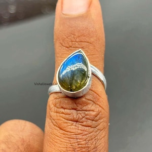 Labradorietring | Druppelvormige edelsteenring | Handgemaakte sterlingzilveren ring | Blauwe flash labradoriet sieraden | Boho-statementring als cadeau