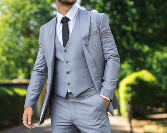 ダークグレーのメンズスリーピーススーツ - 結婚式やイベントに最適な