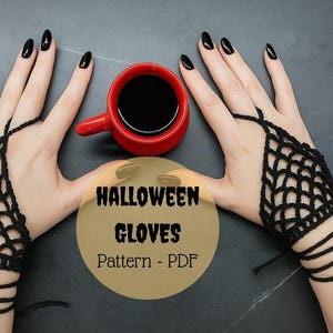 Könnte beinhalten: Schwarze Halloween-Handschuhe aus Häkelarbeit mit einem netzartigen Design. Daneben steht eine rote Kaffeetasse. Der Text "HALLOWEEN GLOVES Pattern - PDF" befindet sich auf einem beigen Kreis.