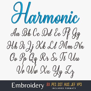 Op de afbeelding: Een borduurlettertype met het woord "Harmonic" in een turquoise script. Het alfabet bevat hoofdletters en kleine letters in een donkergrijze script. De onderkant van de afbeelding toont "Embroidery" en de opgenomen formaten.