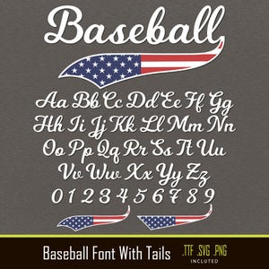 Könnte beinhalten: Eine weiße Schriftart mit dem Wort "Baseball" und einem Design der amerikanischen Flagge. Das Bild enthält das Alphabet, Zahlen und den Text "Baseball Font With Tails". Die Schriftart ist in den Formaten .TTF, .SVG und .PNG verfügbar.