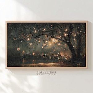 Può includere: Stampa artistica digitale incorniciata raffigurante una scena notturna con un grande albero adornato da lanterne luminose. L'opera d'arte ha una tavolozza di colori scuri e cupi con caldi accenti di luce dorata. Il testo "NOBLESTIQUE FRAME TV ART" è in basso.