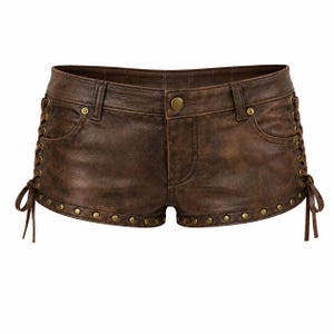 Könnte beinhalten: Dunkelbraune Ledershorts mit Used-Look, Knopfverschluss vorne und Gürtelschlaufen. Die Seiten sind mit Schnürungen und gebundenen Kordeln versehen, während die unteren Säume mit einer Reihe kleiner, runder, messingfarbener Metallnieten verziert sind.