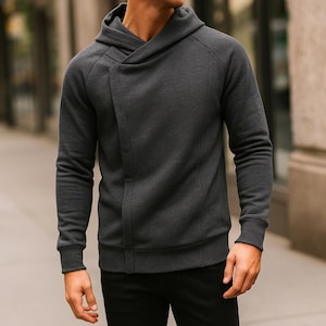 Op de afbeelding: Donkergrijze hoodie met een asymmetrische ritssluiting en een unieke wikkelkraag. De sweatshirt met lange mouwen heeft een getailleerde pasvorm en geribde manchetten. Een moderne, casual stijl.
