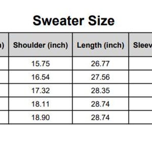 K&ouml;nnte beinhalten: Eine schwarz-wei&szlig;e Tabelle mit der &Uuml;berschrift "Sweater Size" zeigt Ma&szlig;e in Zoll f&uuml;r Brust, Schulter, L&auml;nge und &Auml;rmell&auml;nge. Die Gr&ouml;&szlig;en reichen von M bis 3XL, mit entsprechenden Ma&szlig;en f&uuml;r jede Gr&ouml;&szlig;e.