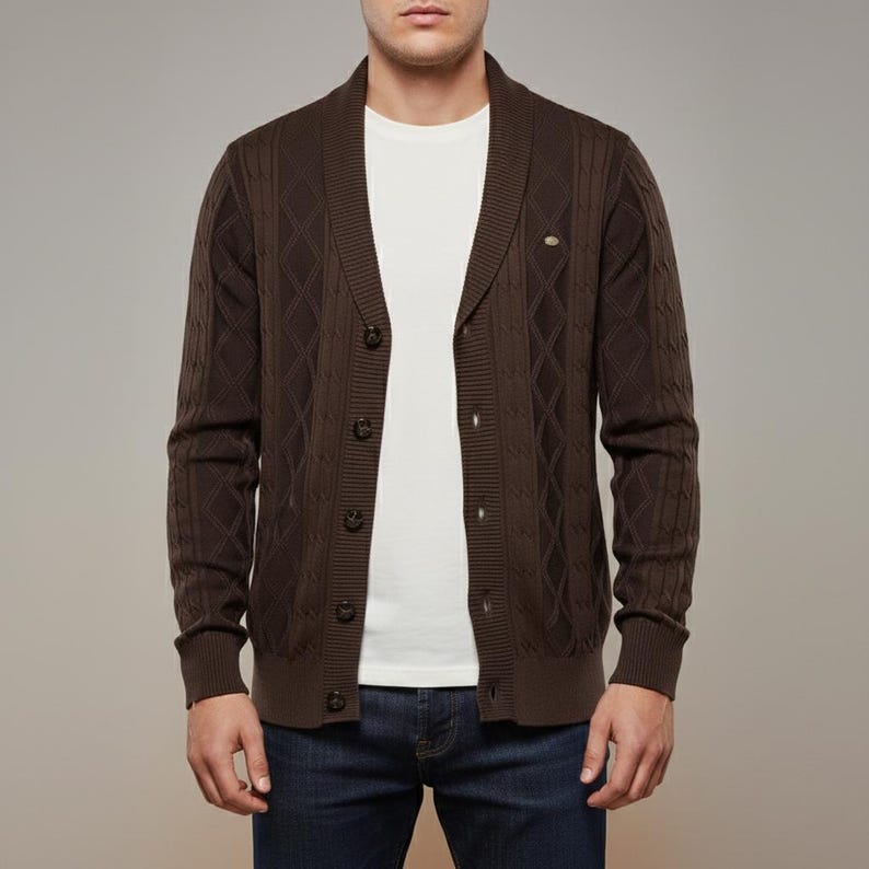 K&ouml;nnte beinhalten: Dunkelbraune Strickjacke mit Schalkragen und Rautenmuster. Der Cardigan mit Knopfleiste wird mit einem wei&szlig;en T-Shirt und einer blauen Jeans kombiniert. Die &Auml;rmel haben gerippte B&uuml;ndchen. Die Strickjacke ist ca. 178 cm lang.