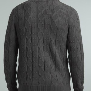 K&ouml;nnte beinhalten: Ein anthrazitfarbener Zopfstrickpullover mit Kragen. Der Pullover hat ein strukturiertes Rautenmuster und gerippte B&uuml;ndchen und Saum. Die R&uuml;ckansicht des Kleidungsst&uuml;cks wird gezeigt.