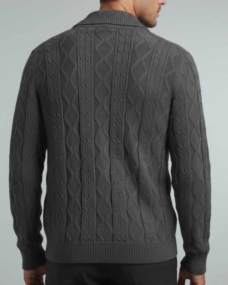K&ouml;nnte beinhalten: Ein anthrazitfarbener Zopfstrickpullover mit Kragen. Der Pullover hat ein strukturiertes Rautenmuster und gerippte B&uuml;ndchen und Saum. Die R&uuml;ckansicht des Kleidungsst&uuml;cks wird gezeigt.