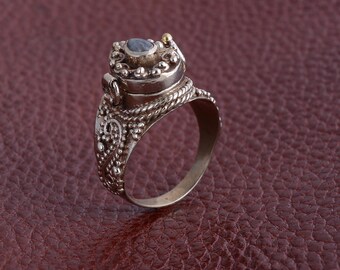 Anillo de labradorita venenosa, hecho a mano, bañado en plata de ley.