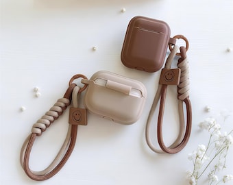 Funda de silicona suave color caramelo para AirPods con correa para la muñeca. Funda protectora a prueba de golpes para AirPods 2, 3, Pro y Pro 2. Diseño elegante que evita caídas.