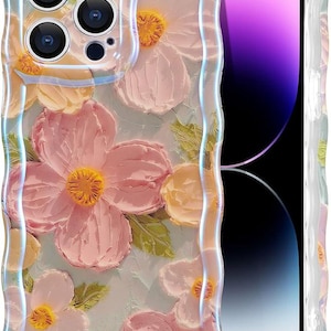 Pode incluir: Capa de telefone transparente com um design floral. A capa apresenta um relevo texturizado em relevo de flores rosa, amarelas e brancas com folhas verdes. O telefone dentro tem uma tela roxa e preta.