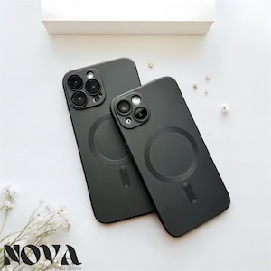 Może przedstawiać: Dwa czarne etui na telefon z matowym wykończeniem, z okrągłym wzorem i wycięciem na aparat. Etui są pokazane na białej powierzchni, z logo "NOVA SHELL DESIGN" w lewym dolnym rogu.