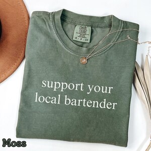 Camiseta Comfort Colors® Apoie Seu Barman Local, Camiseta com Frase Divertida sobre Bar, Camiseta para Profissionais da Área de Serviços, Camiseta Macia e Moderna, Presente para Barman