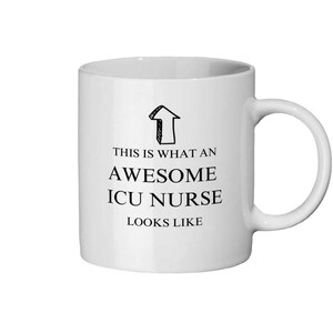 Puede incluir: Taza de cerámica blanca con una flecha negra y texto que dice: "THIS IS WHAT AN AWESOME ICU NURSE LOOKS LIKE". La taza tiene un asa curvada y está diseñada para bebidas calientes.