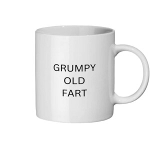 Może przedstawiać: Biały ceramiczny kubek z zakrzywionym uchwytem. Kubek ma czarny napis "GRUMPY OLD FART" wyśrodkowany z przodu. Kubek jest przeznaczony do gorących napojów.