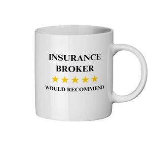 Könnte beinhalten: Weiße Keramik-Tasse mit dem Text "INSURANCE BROKER" in Schwarz, mit fünf goldenen Sternen und den Worten "WOULD RECOMMEND" darunter. Die Tasse hat einen gebogenen Griff.