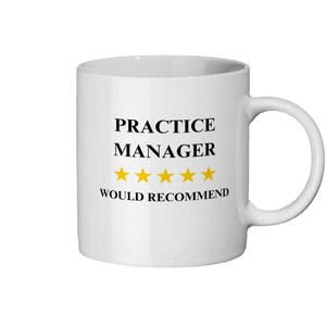以下が含まれることがあります： 「PRACTICE MANAGER」の黒い文字と4つの金色の星、そして「WOULD RECOMMEND」の文字がプリントされた白いセラミックマグ。マグには湾曲したハンドルが付いています。