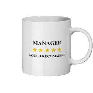 以下が含まれることがあります： 「MANAGER WOULD RECOMMEND」の黒い文字と4つの金色の星がプリントされた白いセラミックマグ。 マグカップにはカーブしたハンドルが付いており、温かい飲み物にも冷たい飲み物にも適しています。