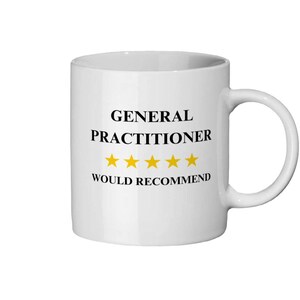 Puede incluir: Taza de cerámica blanca con el texto "GENERAL PRACTITIONER" en negro, cuatro estrellas doradas y las palabras "WOULD RECOMMEND". La taza tiene un asa curvada.