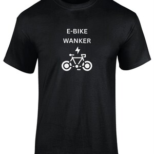Puede incluir: Camiseta negra con texto y gráfico en blanco. El texto dice "E-BIKE WANKER" encima de un dibujo de una bicicleta con un rayo. La camiseta está hecha de un material suave.