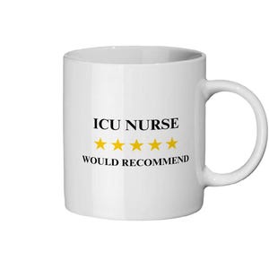 Könnte beinhalten: Weiße Keramiktasse mit schwarzem Text "ICU NURSE" über fünf gelben Sternen und den Worten "WOULD RECOMMEND". Die Tasse hat einen gebogenen Henkel und ist für heiße oder kalte Getränke geeignet.