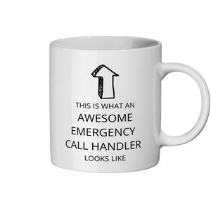 Könnte beinhalten: Weiße Keramik-Tasse mit einer schwarzen Pfeilgrafik und dem Text "THIS IS WHAT AN AWESOME EMERGENCY CALL HANDLER LOOKS LIKE". Die Tasse hat einen gebogenen Griff.